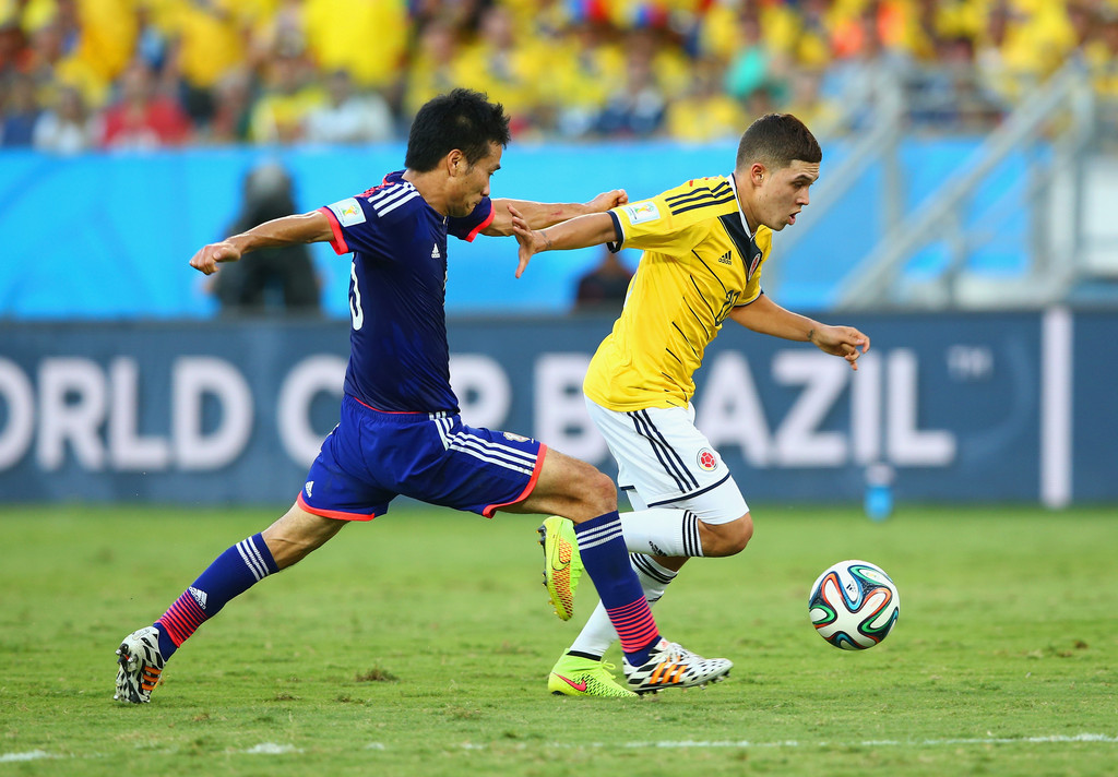 中超俱乐部欠薪问题严峻，准入审核难度大，职业化进程仍不完善。