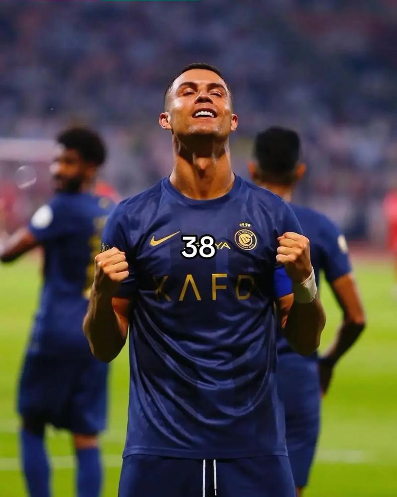 足球欧洲杯训练场出现意外，球员脚踝受伤